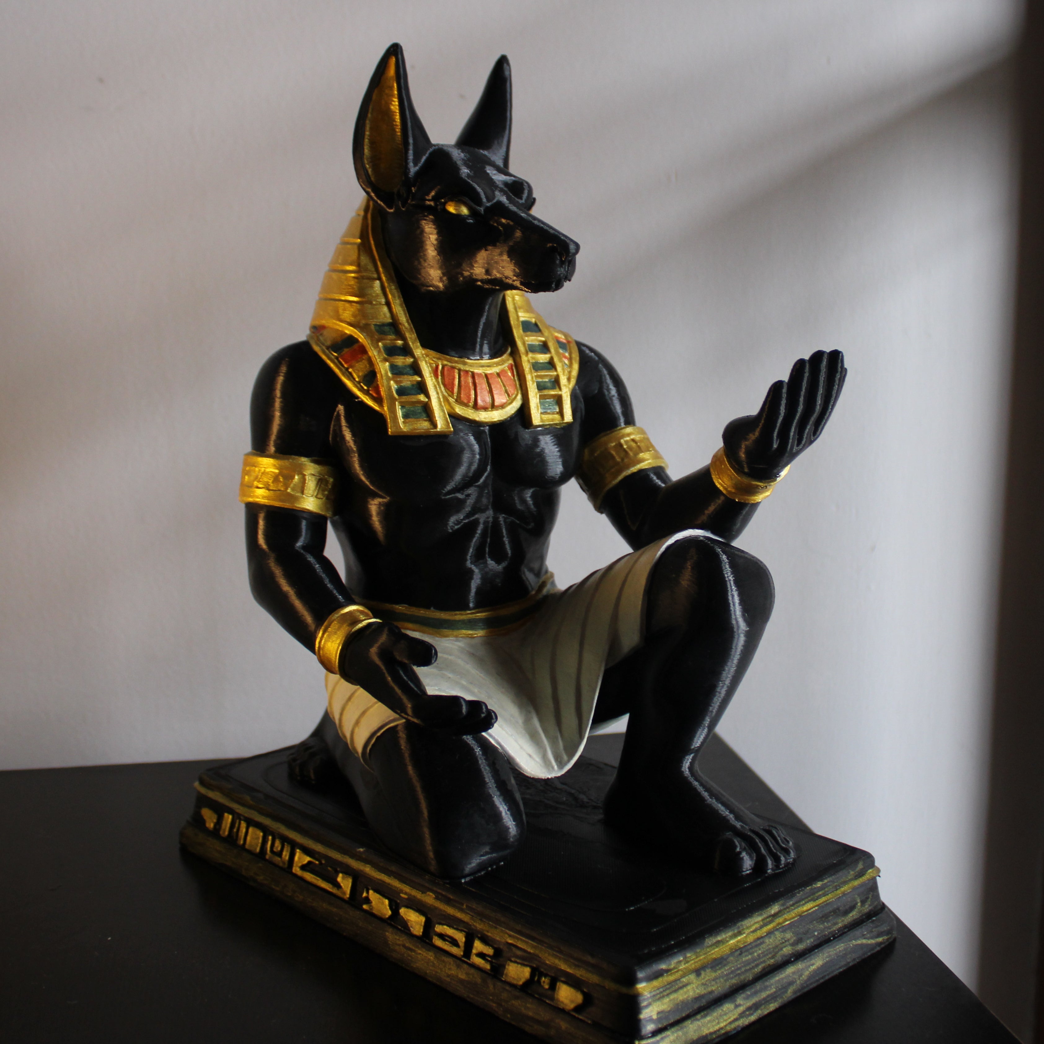 Exhibidor de vino inspirado en Anubis