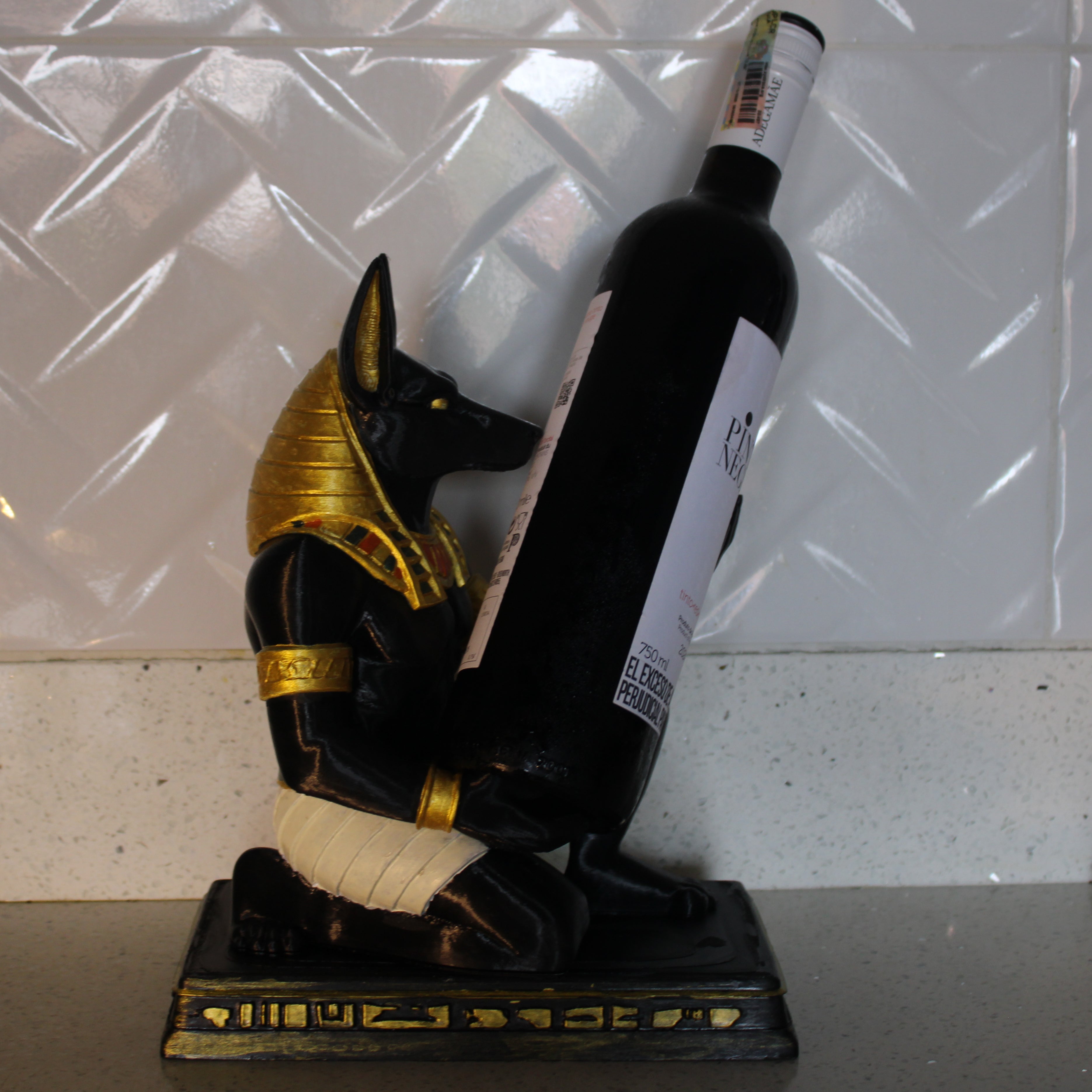 Exhibidor de vino inspirado en Anubis