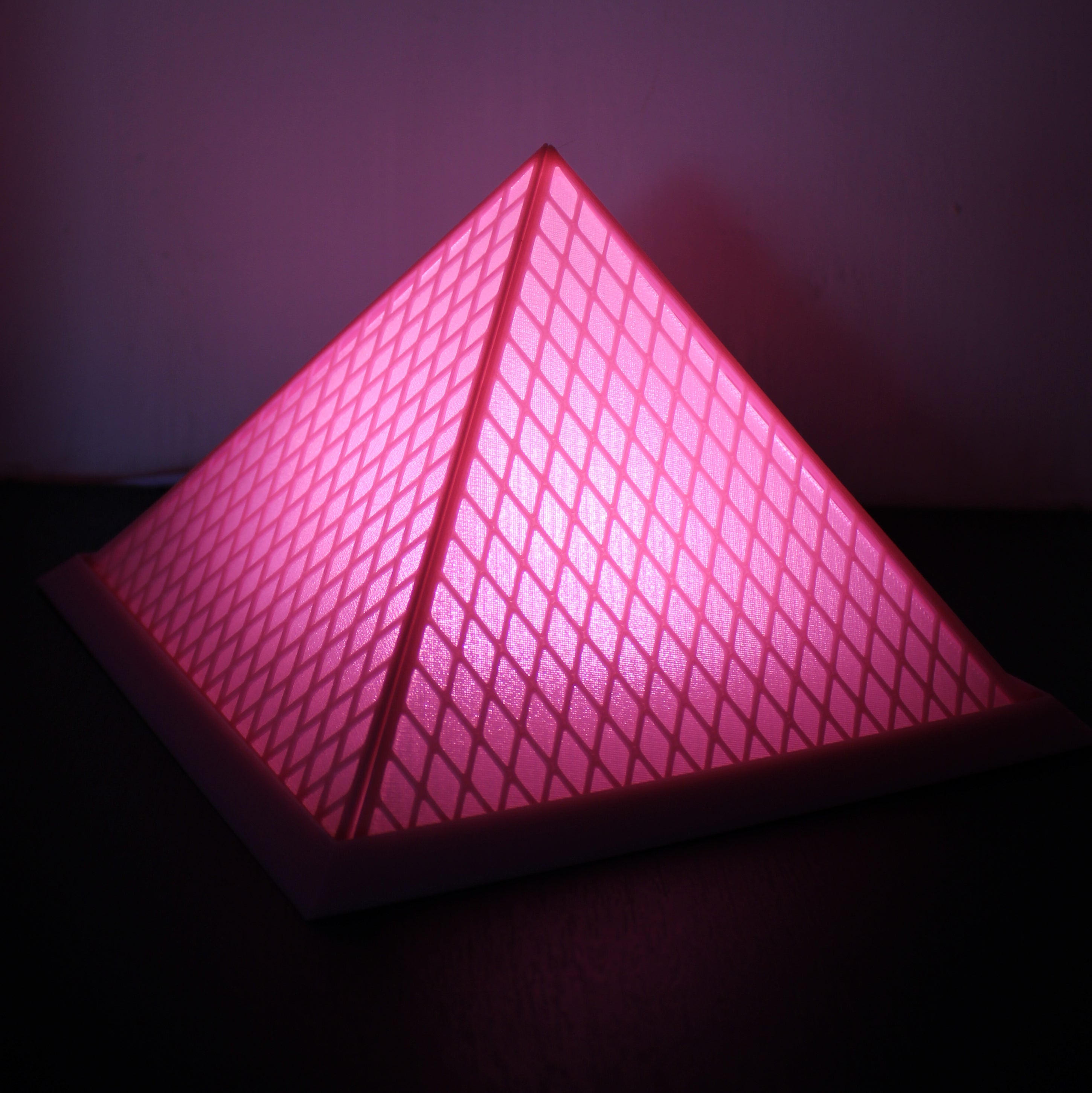 Lampara en forma de piramide