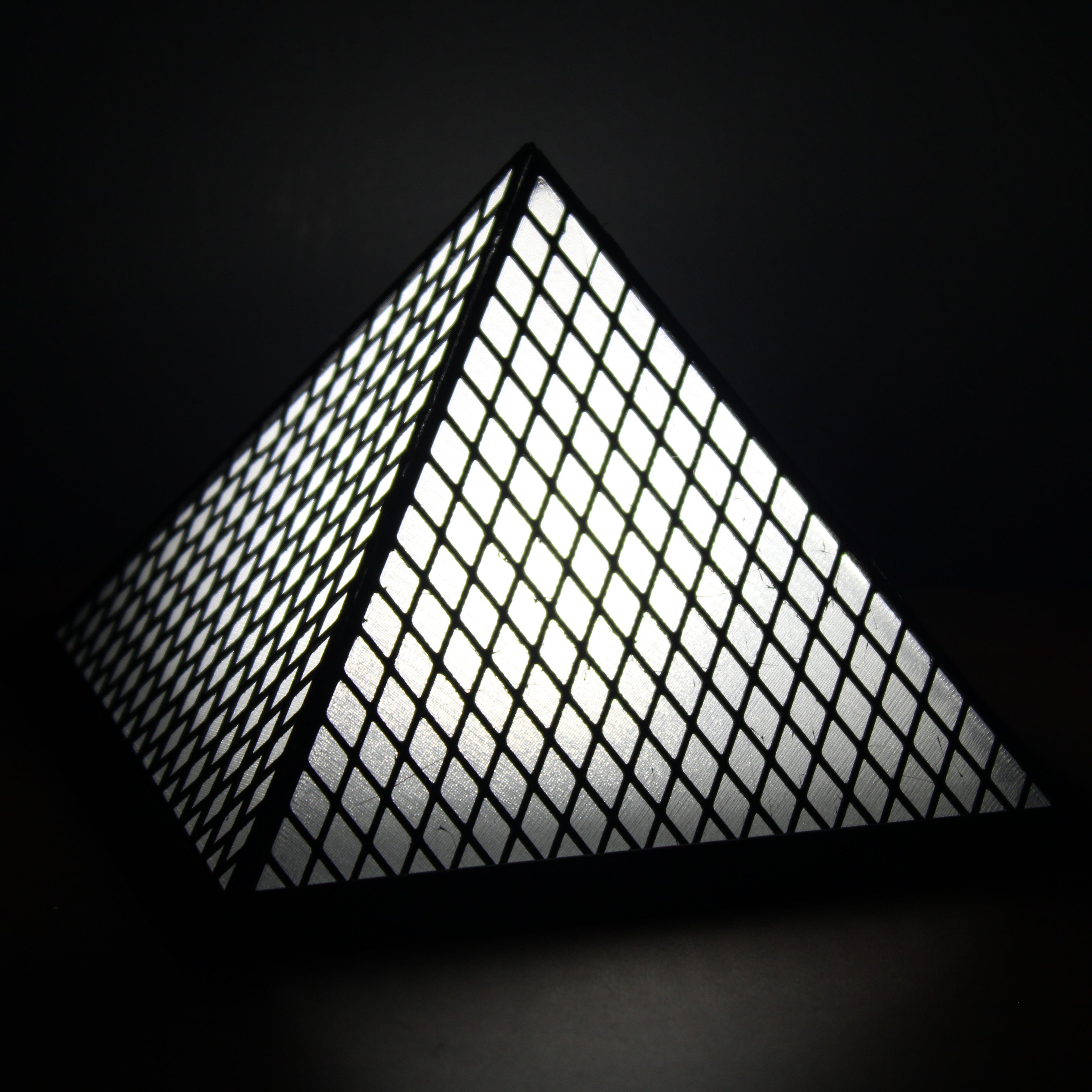 Lampara en forma de piramide
